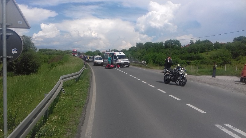 Двоје повређено у судару мотора и аутомобила